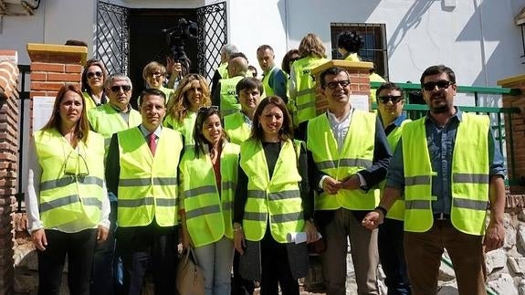 Funcionarios y dirigentes del PP, hoy a las puertas del juzgado torroxeño. 