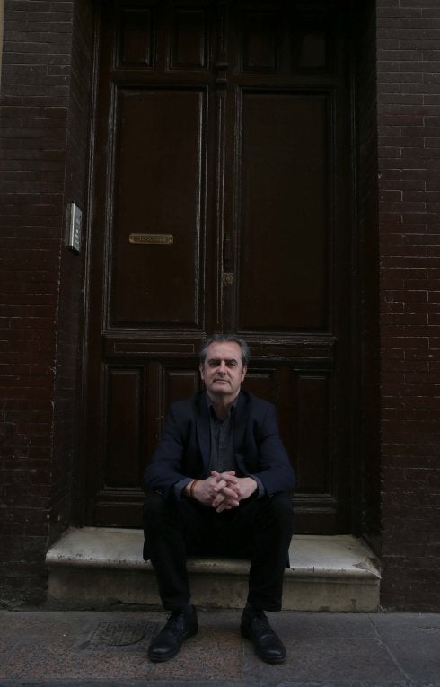 Juan Antonio Vigar, en un portal cercano al teatro Cervantes, antes de la entrevista