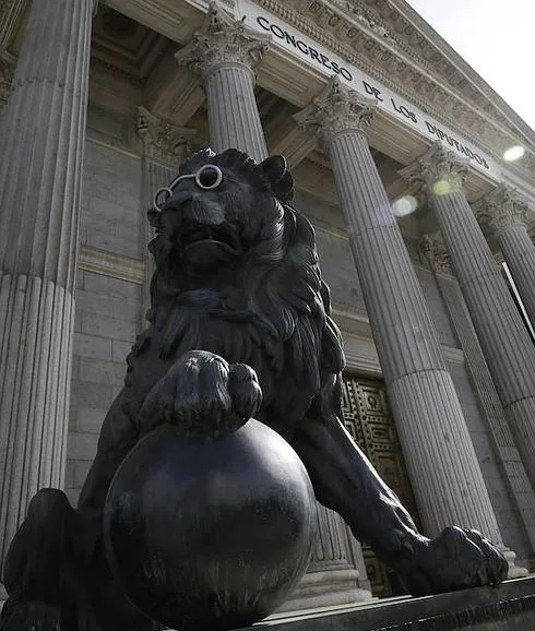 Los leones del Congreso se ponen gafas en homenaje a Miguel de Cervantes |  Diario Sur