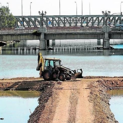 Imagen del archivo de la construcción de los diques en la parte final del río 