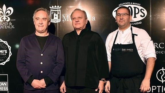 Los cocineros Ferrán Adriá (i) y Dani García (d) posan con Joël Robuchon durante el homenaje que ha recibido el chef francéseste domingo en el Hotel Puente Romano de Marbella,