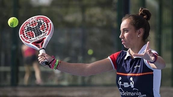 La joven jugadora malagueña, ayer durante su entrenamiento en el club Padel Sol de Rincón de la Victoria. 