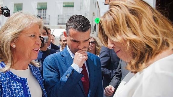 Muñoz entrega la carta del PP a la presidenta andaluza. 