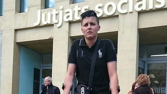 Sofía Bessayah, ayer, a las puertas del juzgado. 