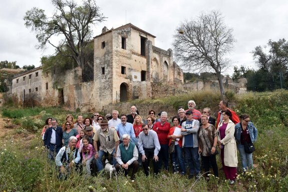 Miembros de la plataforma, ayer, junto al ingenio azucarero situado al norte de Marbella. :: josele-lanza