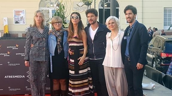 Parte del elenco de la película posa a las puertas del Teatro Cervantes junto a la directora Helena Taberna (segunda por la izquierda).