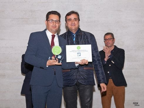 Pomares recoge el premio. :: sur