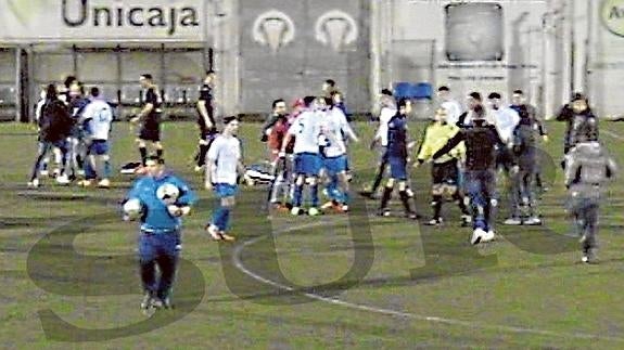 Procesan a los detenidos tras el apuñalamiento a un jugador en El Palo por intento de homicidio
