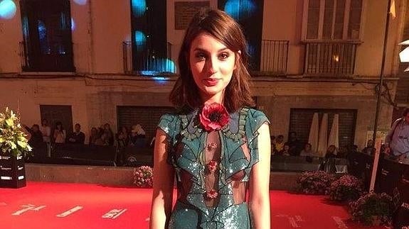 María Valverde, de las últimas en desfilar hoy por la alfombra.