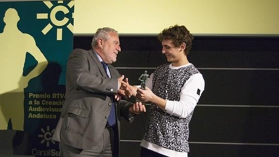 Joaquín Durán entregó el premio de la RTVA a Miguel Herrán.  