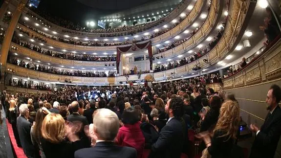 El público del Real aplaude a los Reyes, que suelen ir un par de veces por temporada. Doña Letizia acude alguna vez más de incógnito.