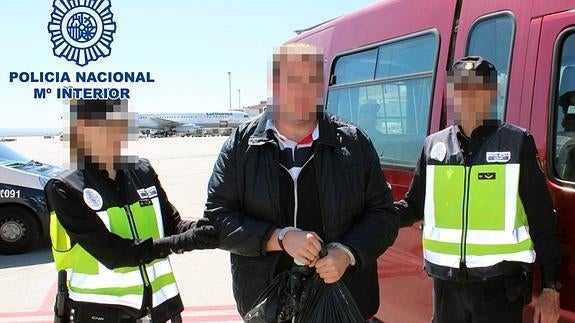 Fotografía facilitada por la Policía Nacional, de Antoine Denevi (c), detenido el pasado día 12 en Rincón de la Victoria.