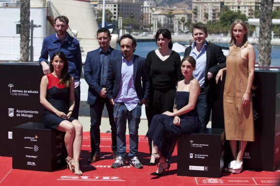 Koldo Serra (tercero por la izquierda), junto al reparto y los productores de 'Gernika'. 