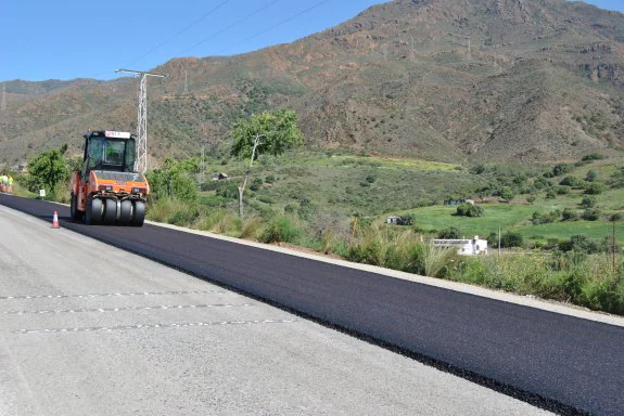 Últimos trabajos de asfaltado en Los Pedregales en 2014. :: L.P.
