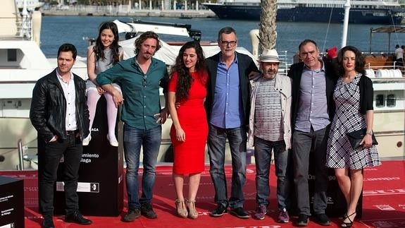 Elenco de la película posa en el Muelle Uno. 