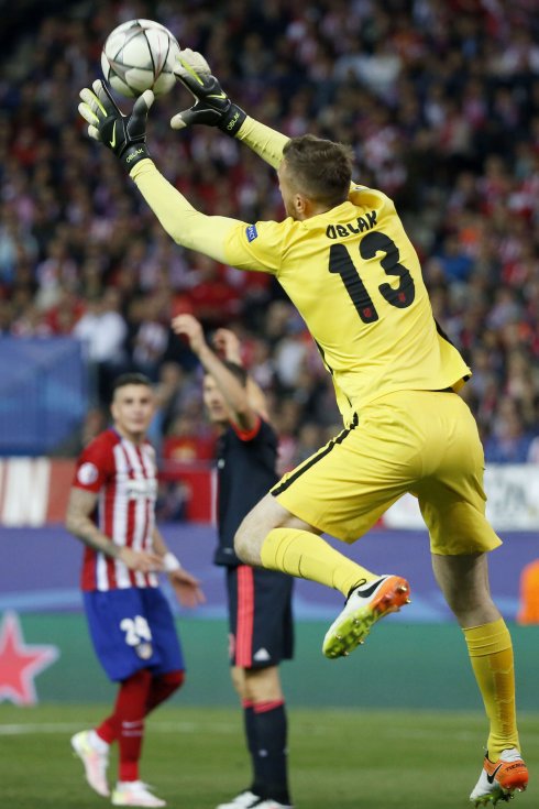 Jab Oblak detiene un balón frente al Bayern. :: J.  CARLOS HIDALGO. EFE