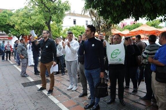 Trabajadores de los oales, en la concentración en la Plaza de los Naranjos.