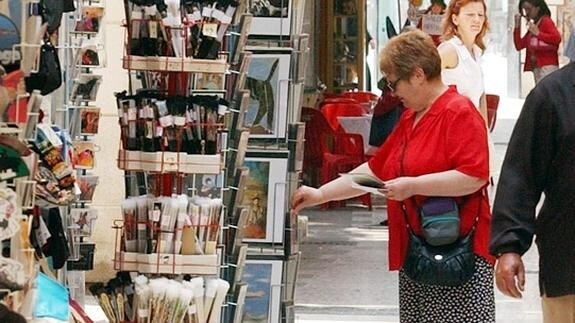 Una mujer mira los artículos de una tienda.