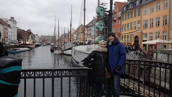 Damián JIménez y su pareja en uno de los canales daneses. 