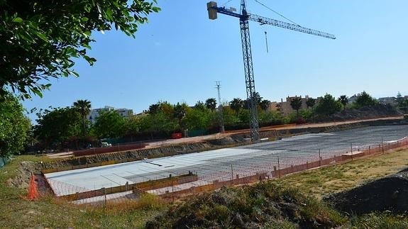 En la parcela de Huerta Julián ya es posible ver la losa de hormigón sobre la que se construirá la piscina. 