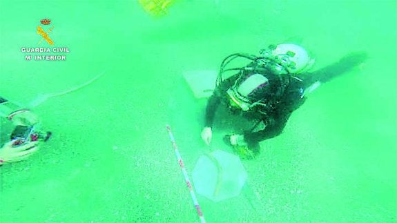 Un momento del rescate de los restos arqueológicos frente a las costas de Benalmádena. :: sur