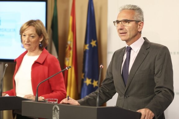 La consejera de Agricultura y el portavoz del Gobierno andaluz. :: efe