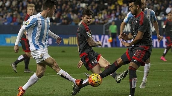 Juanpi, en una pugna por el balón con Sergi Gómez y Cabral en el Málaga-Celta de la primera vuelta.