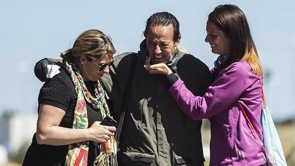 Julián Muñoz, con sus hijas tras salir de la cárcel en abril. 