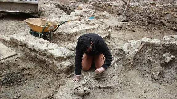 El arqueólogo, Raúl Hoyos, cree que existen más tumbas en el recinto de unos 90 metros cuadrados