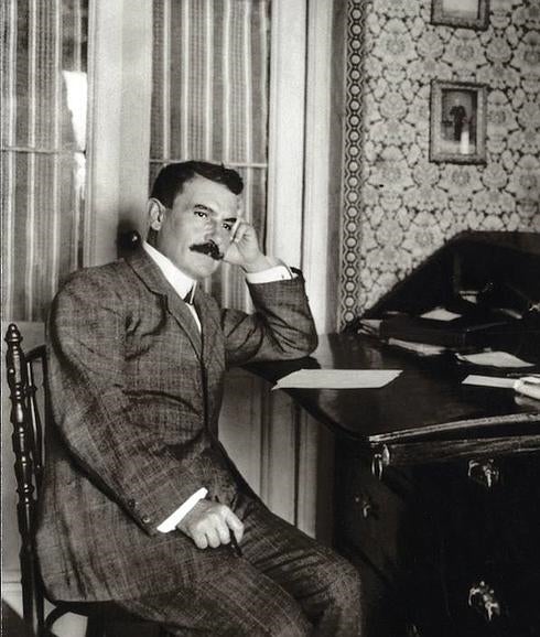 Salvador Rueda, en su escritorio, en una imagen de comienzos del siglo XX. 