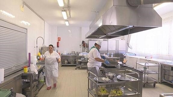 Sólo dos cocineros atienden el comedor escolar desde el día 3, un servicio que da de comer a 307 alumnos y 21 profesores. 