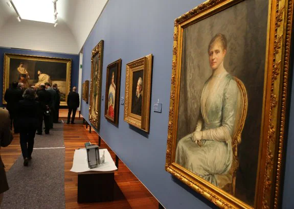 El azul acompaña a los cuadros de la sección de Bellas artes. 