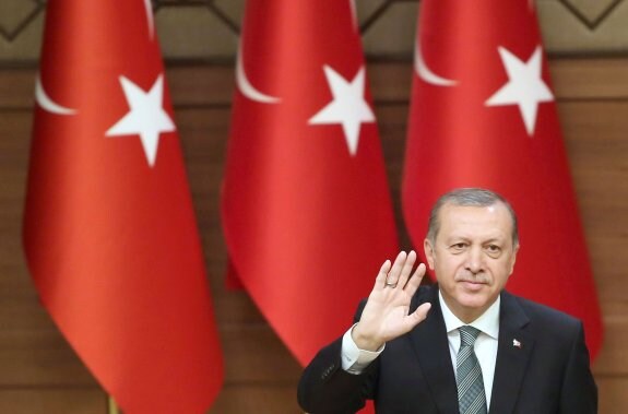 Erdogan participa en un encuentro con los líderes locales en el palacio presidencial de Ankara. :: A. A. / afp