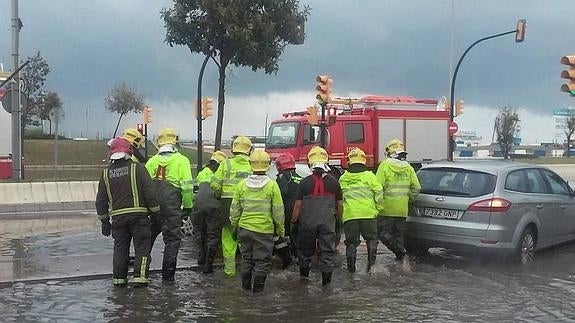 Bomberos, esta tarde por calle Pacífico.