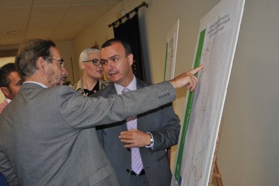 El consejero de Fomento y el alcalde de Manilva estudian el plano de las obras. :: L.P.
