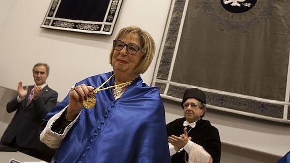 La consejera de Educación, Adelaida de la Calle, ayer con el rector, José Ángel Narváez, en segundo plano.