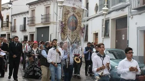El cortejo, en su recorrido por las calles de Antequera. 
