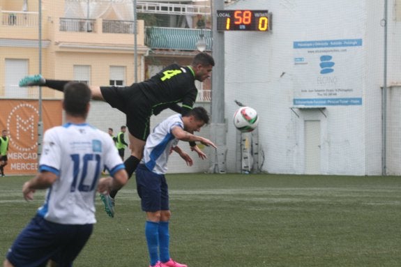Jairo salta sobre Henares en el partido de ayer.
