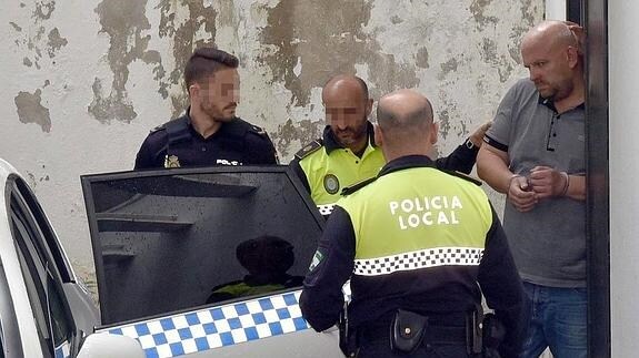 Agentes de la Policía Local de Marbella trasladan al detenido.