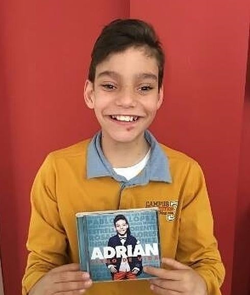 Adrián posa con su primer disco, 'Lleno de vida'.