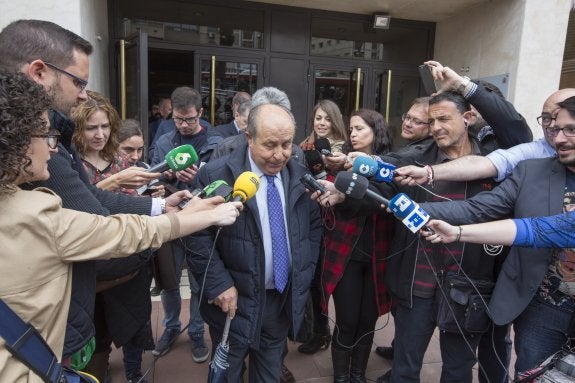 El anterior alcalde de Granada, José Torres Hurtado, abandona el Juzgado. :: sur