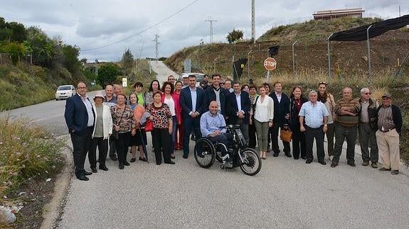 Vecinos y dirigentes del PSOE, en la carretera afectada.