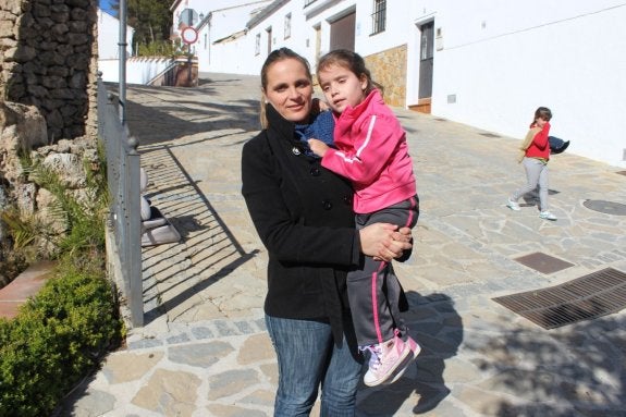 La pequeña Yaiza, con el síndrome, y su madre. Sur