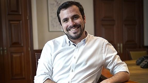 Alberto Garzón posa para la entrevista en uno de los salones del Congreso. 