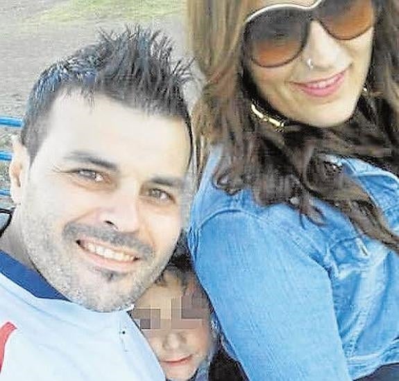 Estefanía y Miguel Ángel, el acusado, junto a Estefanía y su hijo Aaron (archivo).