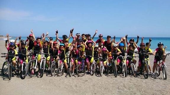 Los integrantes del club X-Bike Nerja, en la playa de El Playazo, en un descanso de una de sus rutas por la localidad.