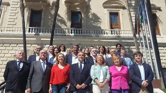 Foto de familia del PP en la puerta de la Aduana hoy.