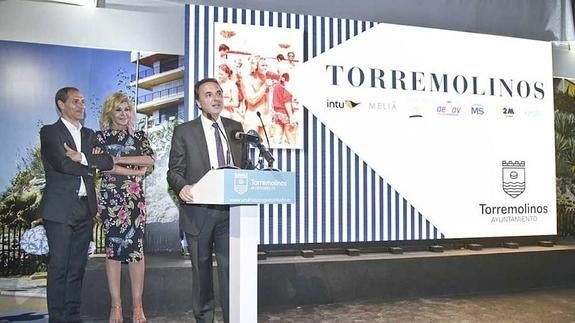 Ortiz, junto a los actores Bibiana Fernández y Manuel Bandera, durante el acto de ayer en Madrid. 