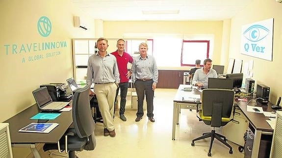 Juan Carlos Gutiérrez, flanqueado por los hermanos Juan Antonio y José Ramón Fernández Lasanta, en las oficinas de Travelinnova. 