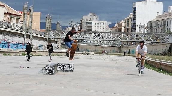 Las administraciones siguen sin llegar a un acuerdo para ofrecer una solución al Guadalmedina. 